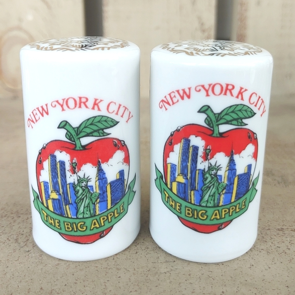Vintage 90s New York The Big Apple Ceramic Salt And Pepper Shakers Souvenir Set